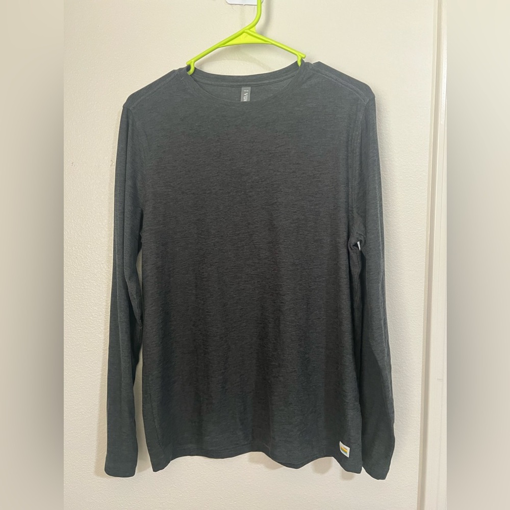 Vuori Long-Sleeve Strato Tech Tee in charcoal gray Size M